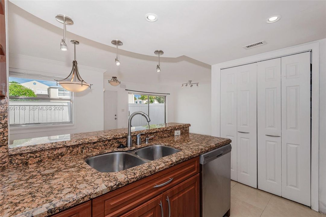 For Sale: $425,000 (2 beds, 2 baths, 1000 Square Feet)