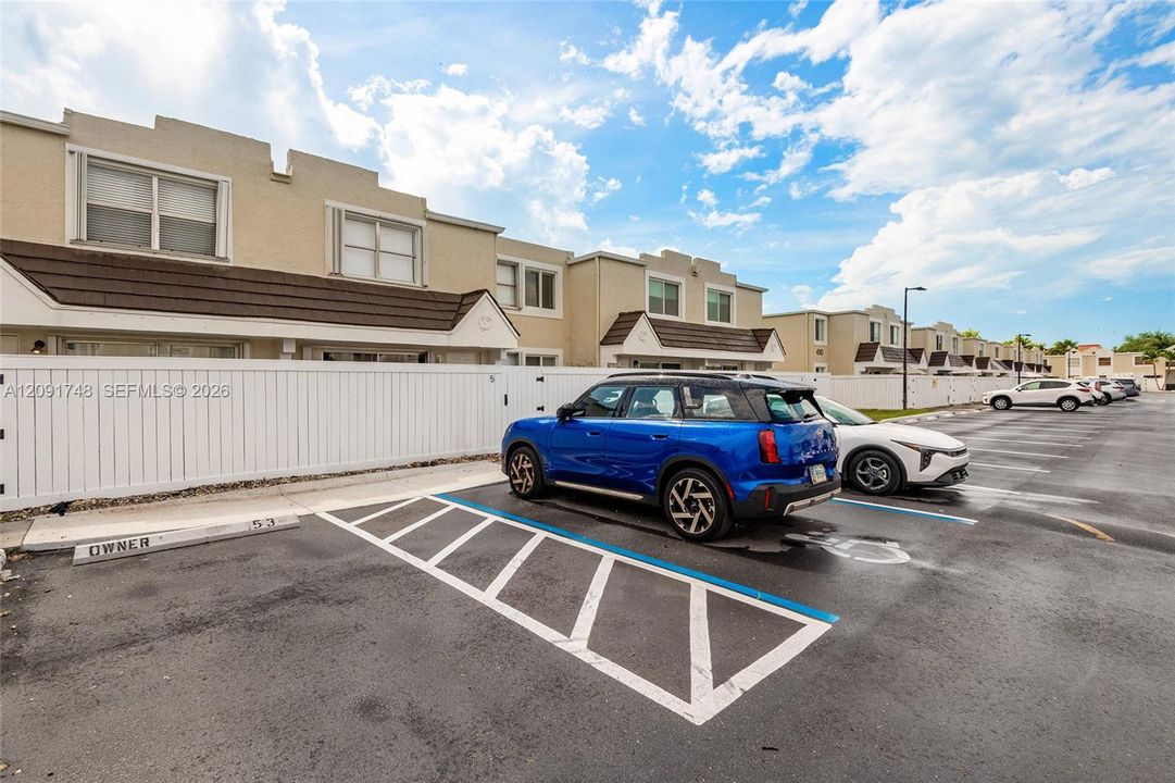 For Sale: $425,000 (2 beds, 2 baths, 1000 Square Feet)