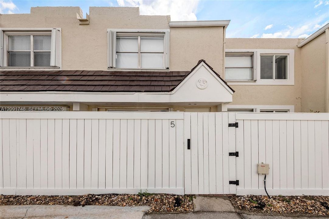 For Sale: $425,000 (2 beds, 2 baths, 1000 Square Feet)