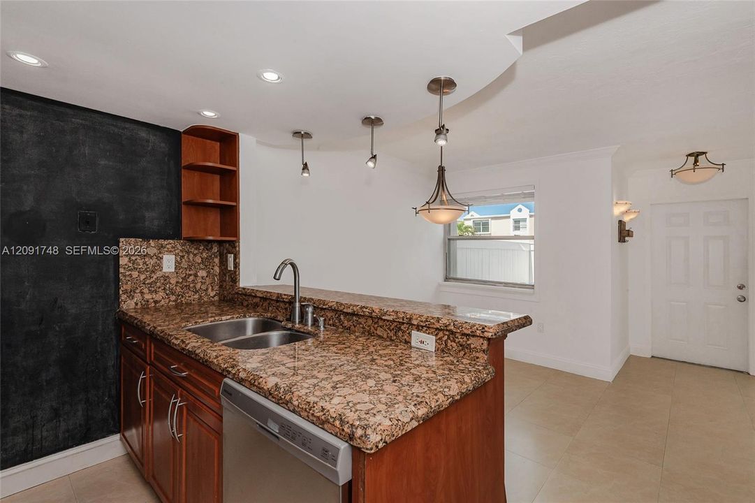 For Sale: $425,000 (2 beds, 2 baths, 1000 Square Feet)