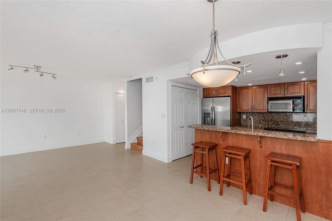 For Sale: $425,000 (2 beds, 2 baths, 1000 Square Feet)
