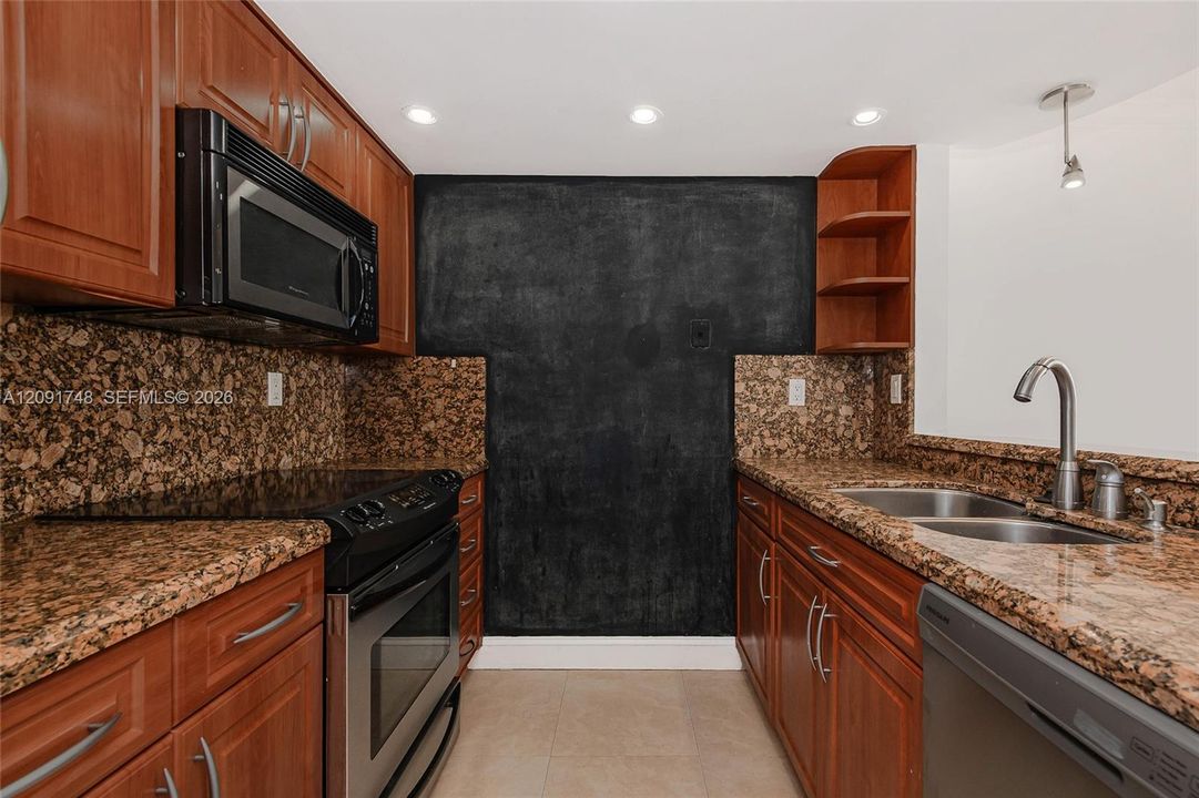 For Sale: $425,000 (2 beds, 2 baths, 1000 Square Feet)