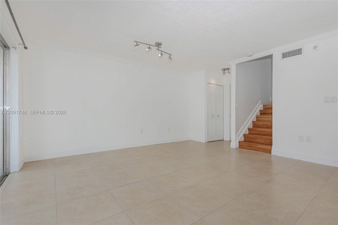 For Sale: $425,000 (2 beds, 2 baths, 1000 Square Feet)