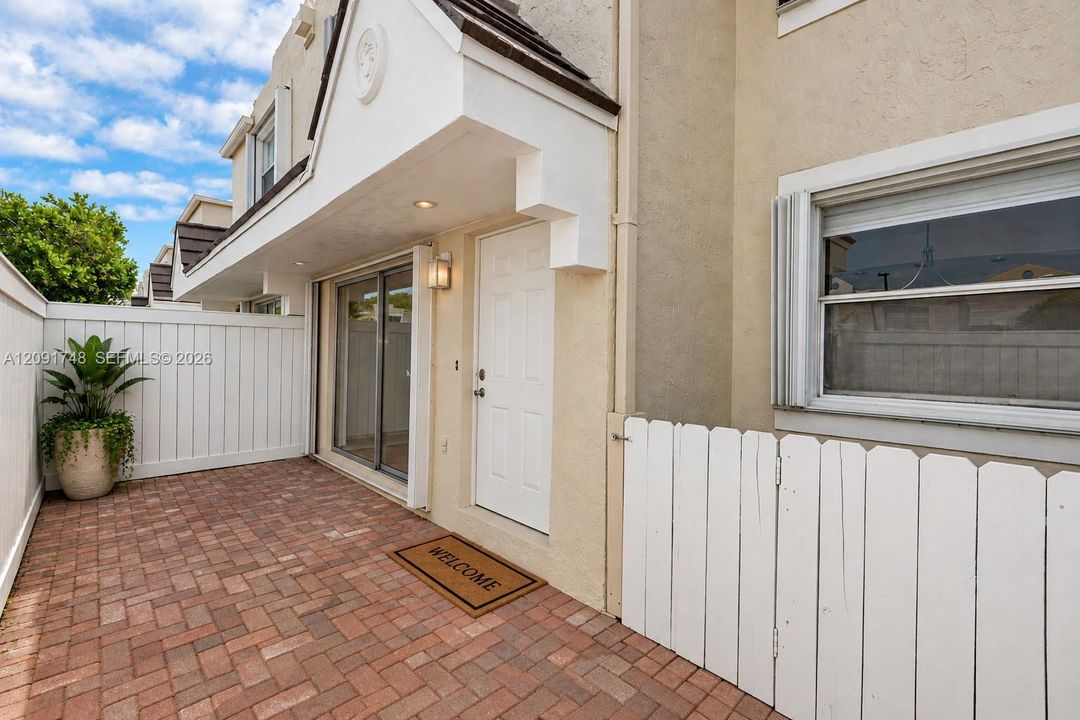 For Sale: $425,000 (2 beds, 2 baths, 1000 Square Feet)