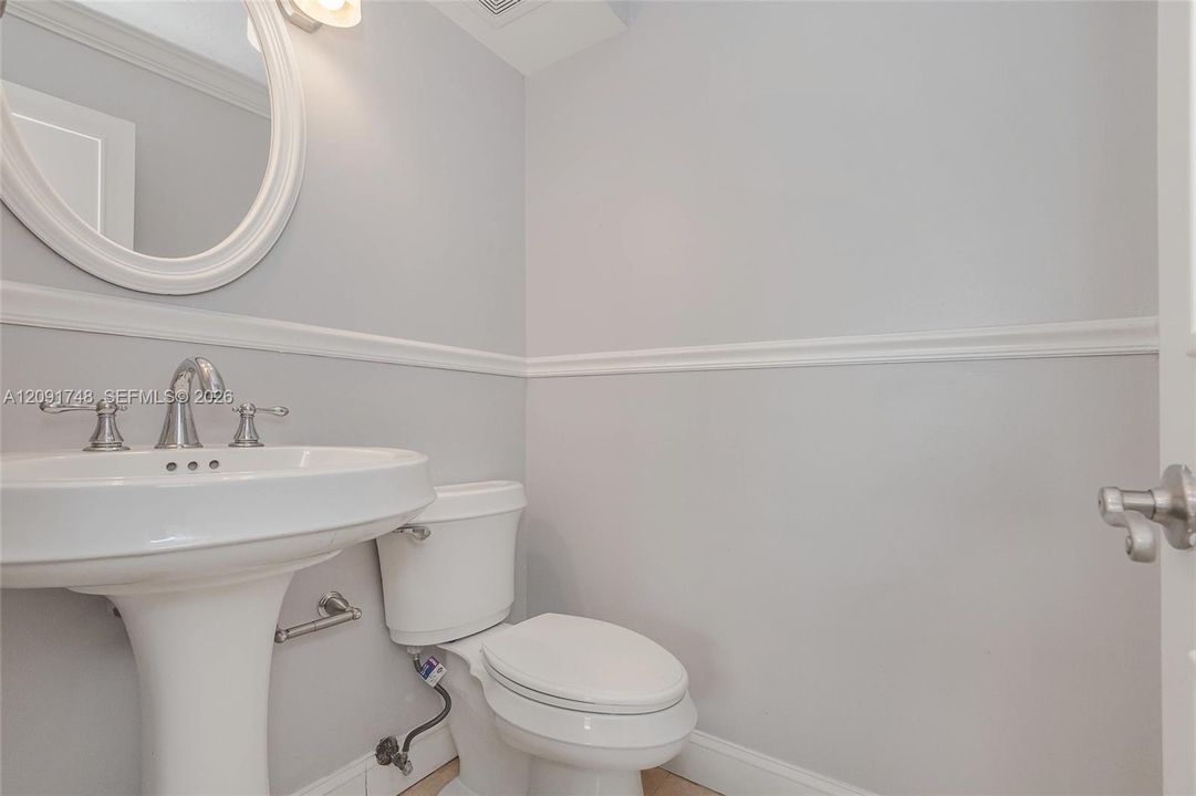 For Sale: $425,000 (2 beds, 2 baths, 1000 Square Feet)