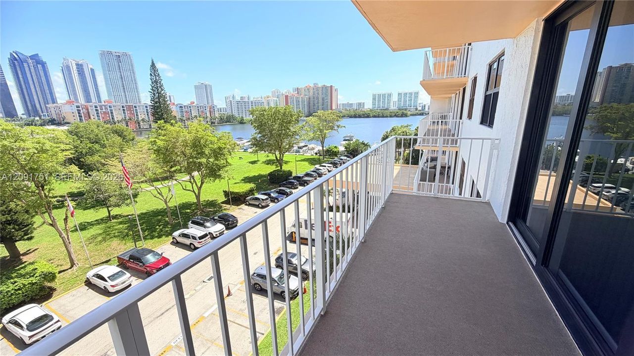 На продажу: $595,999 (2 спален, 2 ванн, 1240 Квадратных фут)