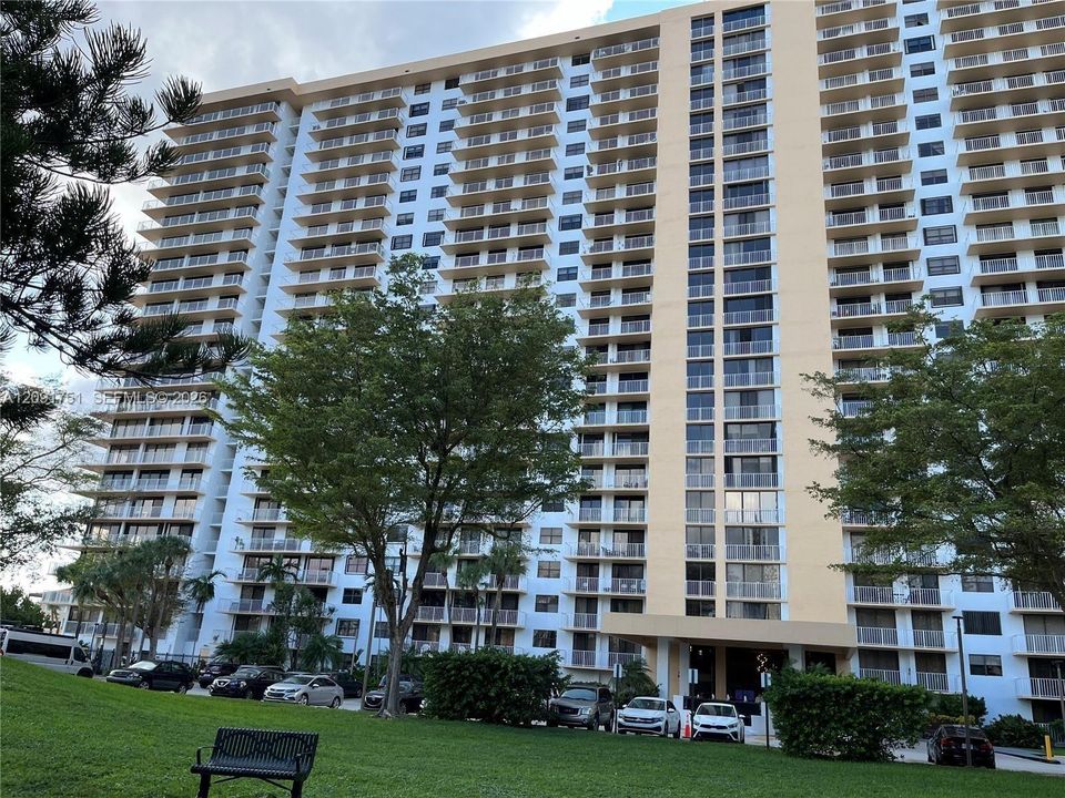 На продажу: $595,999 (2 спален, 2 ванн, 1240 Квадратных фут)