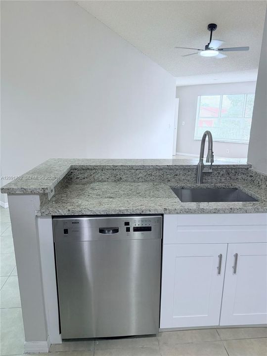 For Rent: $1,900 (2 beds, 1 baths, 912 Square Feet)