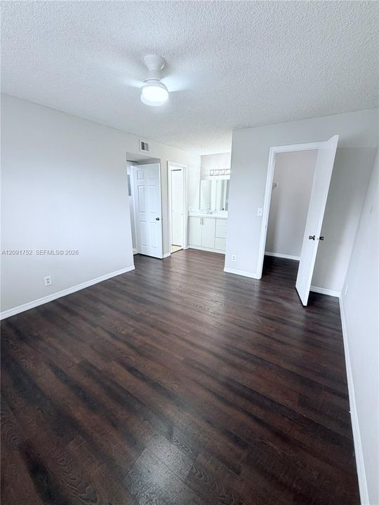 For Rent: $1,900 (2 beds, 1 baths, 912 Square Feet)