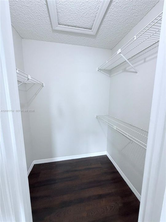 For Rent: $1,900 (2 beds, 1 baths, 912 Square Feet)
