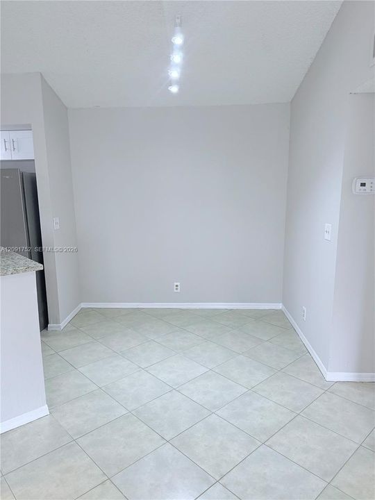 For Rent: $1,900 (2 beds, 1 baths, 912 Square Feet)