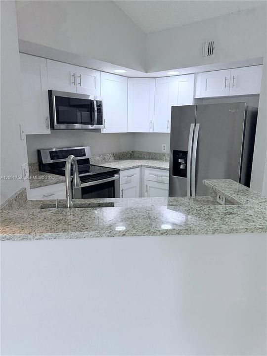 For Rent: $1,900 (2 beds, 1 baths, 912 Square Feet)