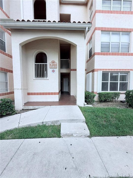 For Rent: $1,900 (2 beds, 1 baths, 912 Square Feet)