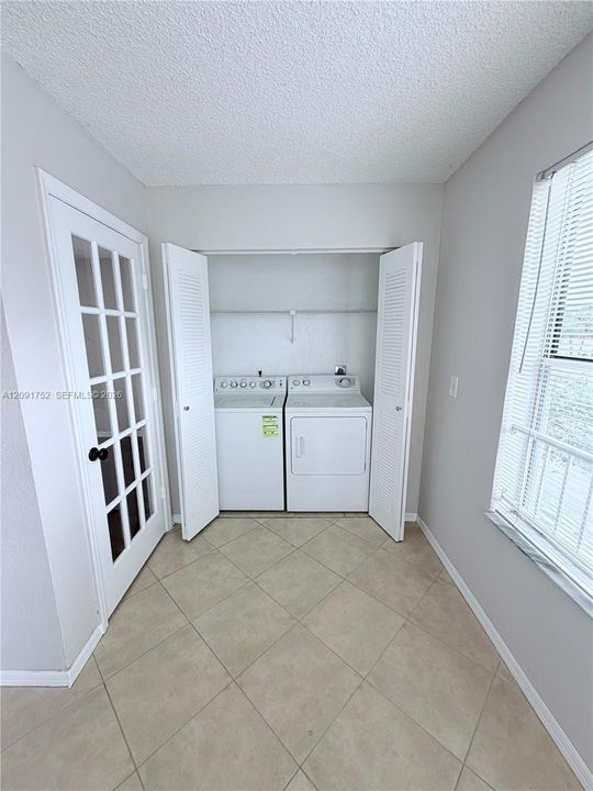 For Rent: $1,900 (2 beds, 1 baths, 912 Square Feet)
