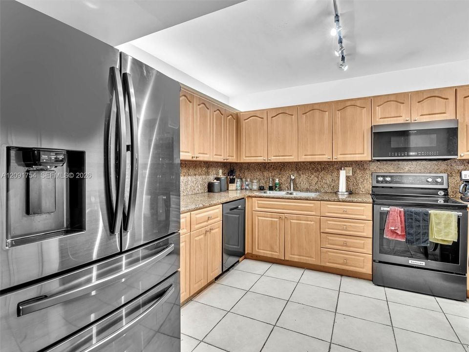 For Sale: $779,000 (2 beds, 2 baths, 1450 Square Feet)