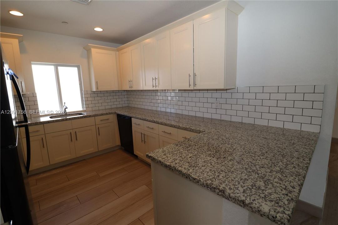 В аренду: $3,300 (3 спален, 3 ванн, 1800 Квадратных фут)