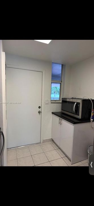 For Rent: $2,200 (1 beds, 1 baths, 865 Square Feet)