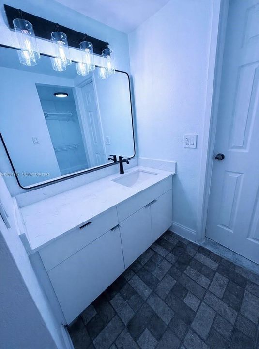 For Rent: $2,200 (1 beds, 1 baths, 865 Square Feet)