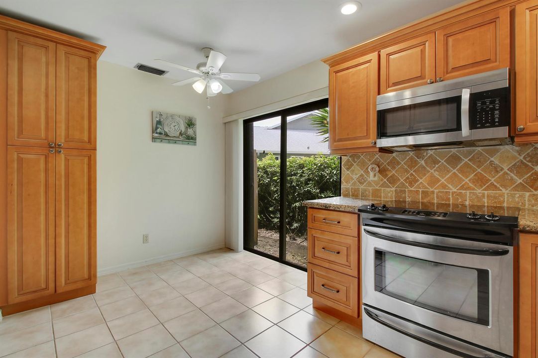 Kitchen with breakfast nook I