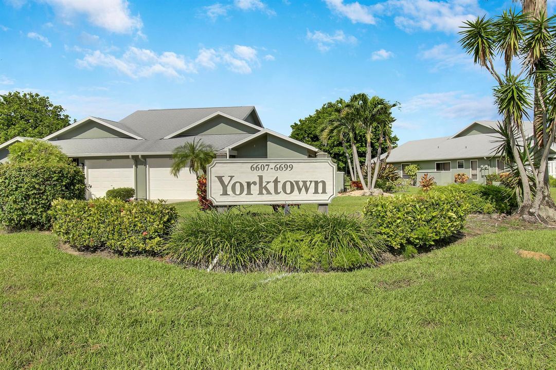 Yorktown Sign Entrance