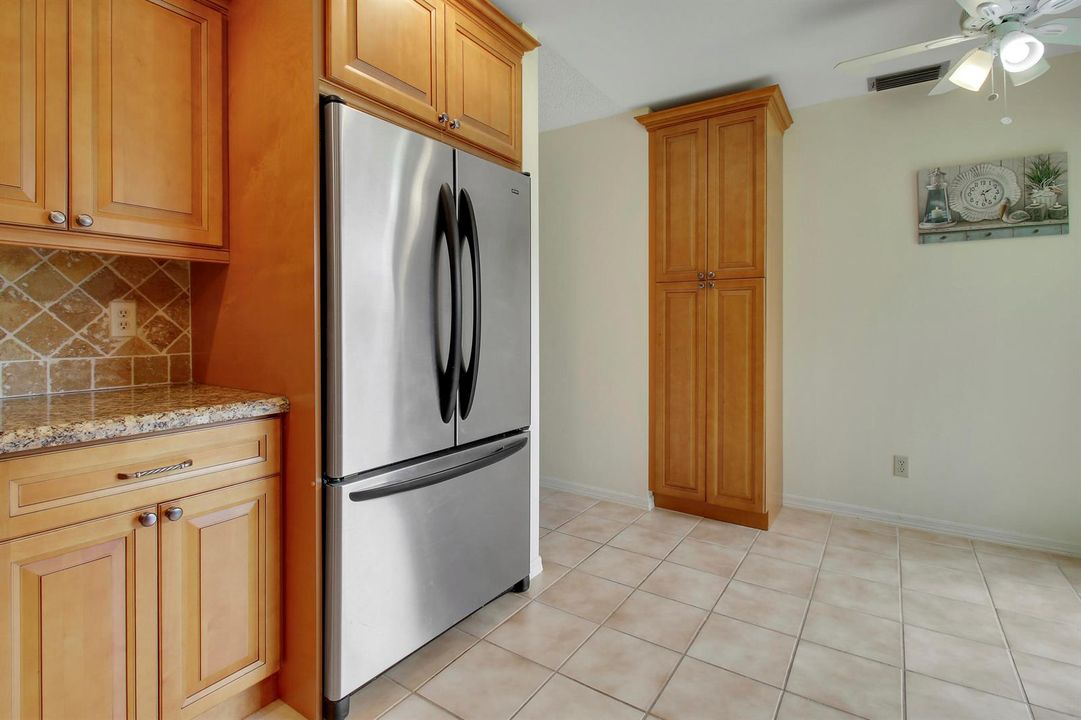 kitchen w breakfast nook