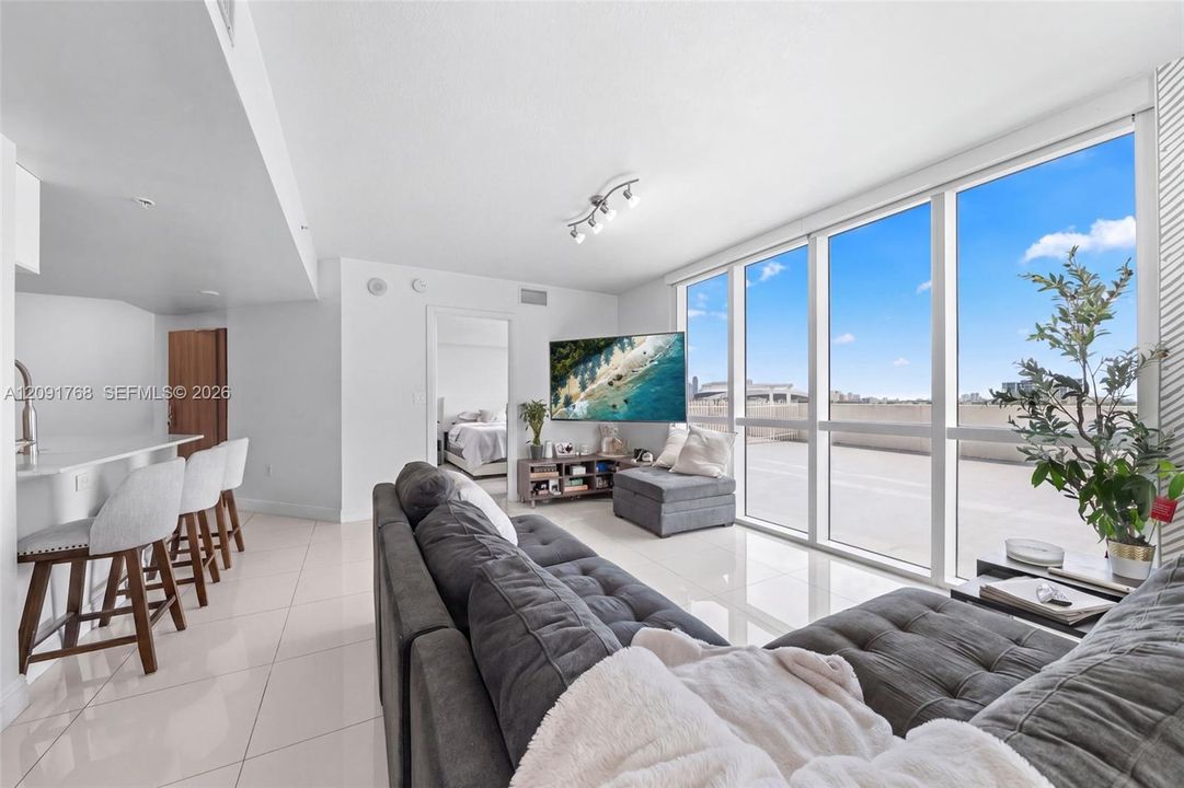 В аренду: $2,950 (2 спален, 2 ванн, 856 Квадратных фут)