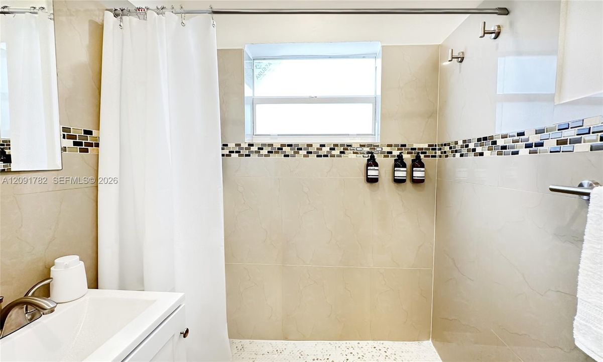For Rent: $2,399 (2 beds, 1 baths, 1598 Square Feet)