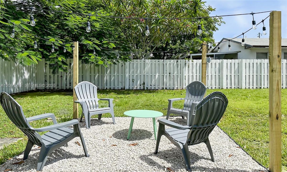 For Rent: $2,399 (2 beds, 1 baths, 1598 Square Feet)