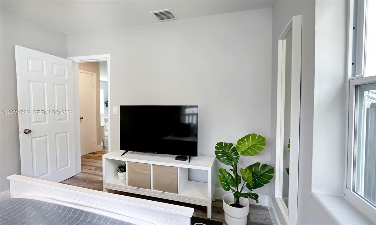 For Rent: $2,399 (2 beds, 1 baths, 1598 Square Feet)