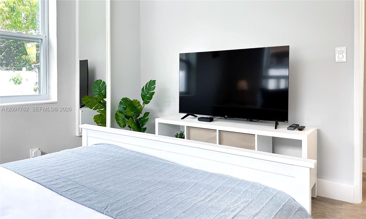 For Rent: $2,399 (2 beds, 1 baths, 1598 Square Feet)