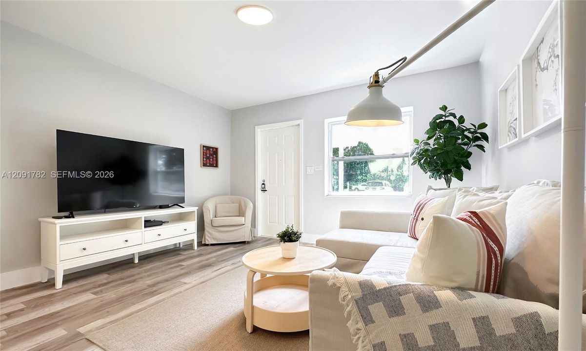 For Rent: $2,399 (2 beds, 1 baths, 1598 Square Feet)