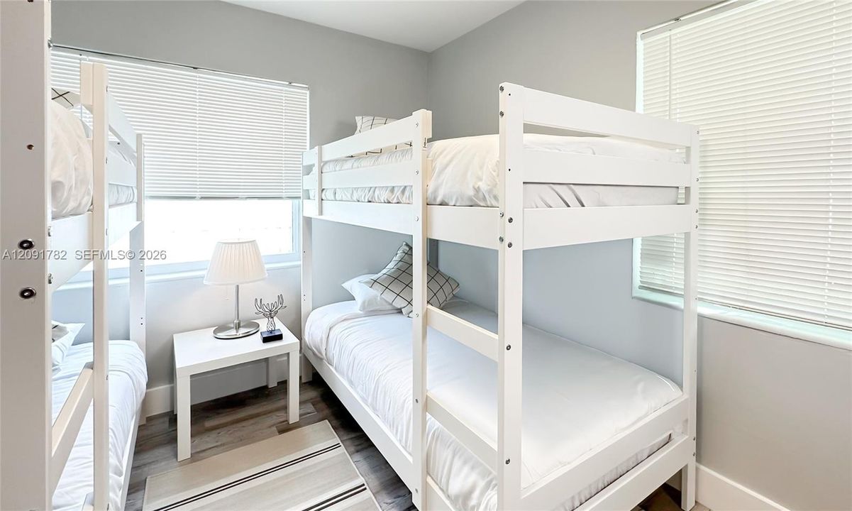 For Rent: $2,399 (2 beds, 1 baths, 1598 Square Feet)
