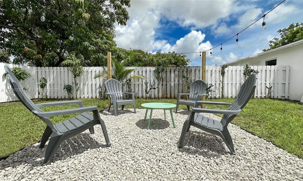 For Rent: $2,399 (2 beds, 1 baths, 1598 Square Feet)