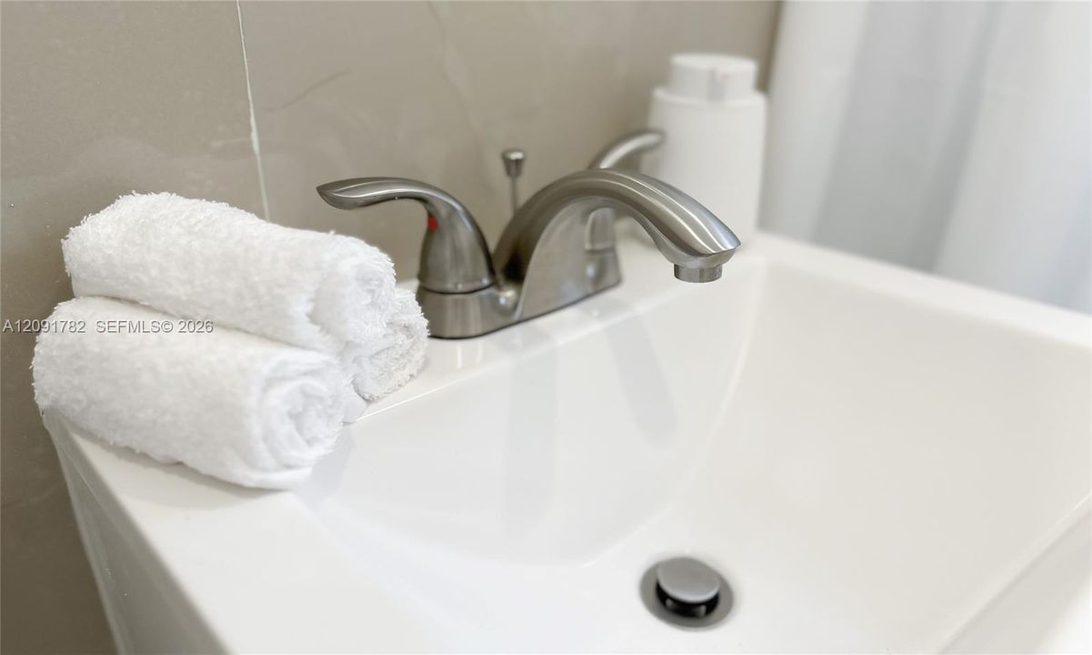 For Rent: $2,399 (2 beds, 1 baths, 1598 Square Feet)