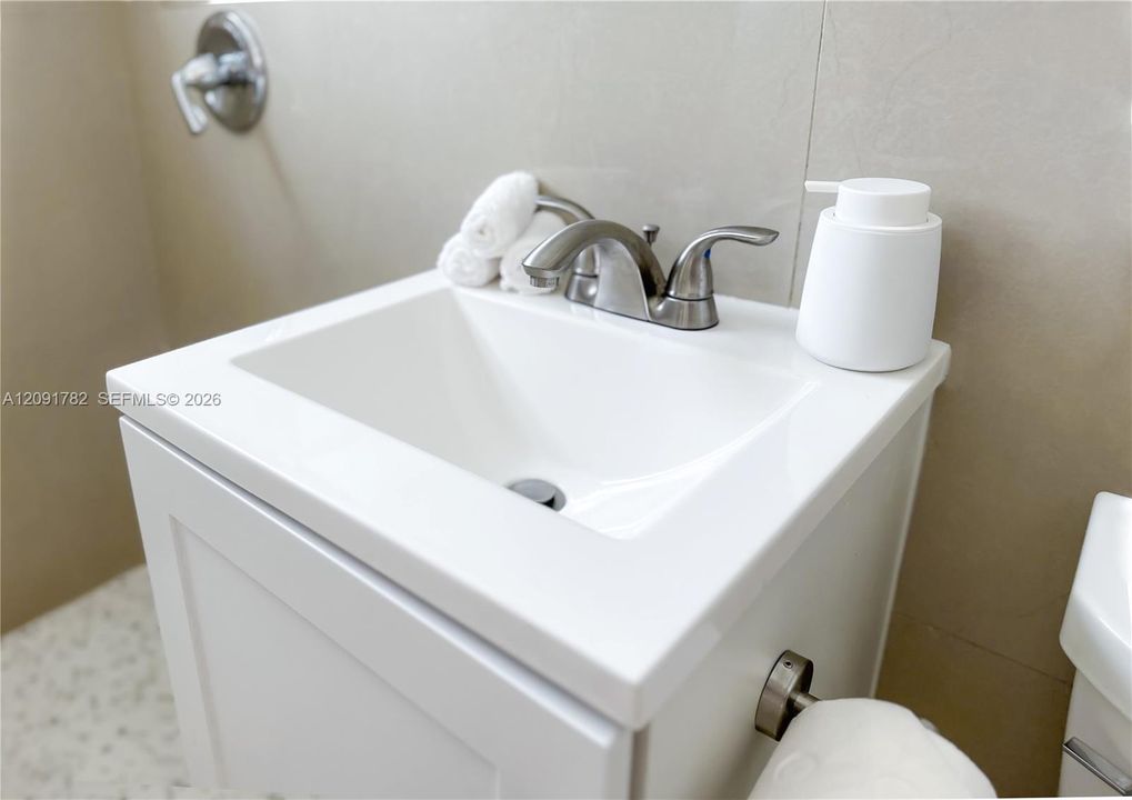 For Rent: $2,399 (2 beds, 1 baths, 1598 Square Feet)