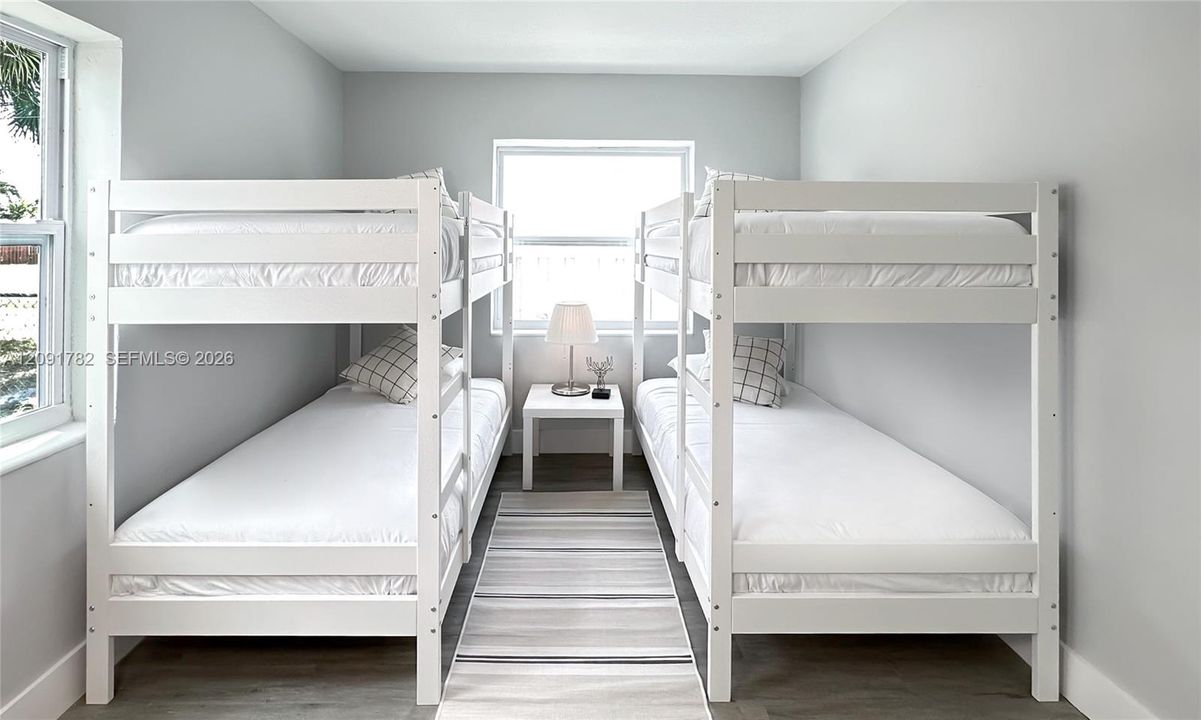 For Rent: $2,399 (2 beds, 1 baths, 1598 Square Feet)
