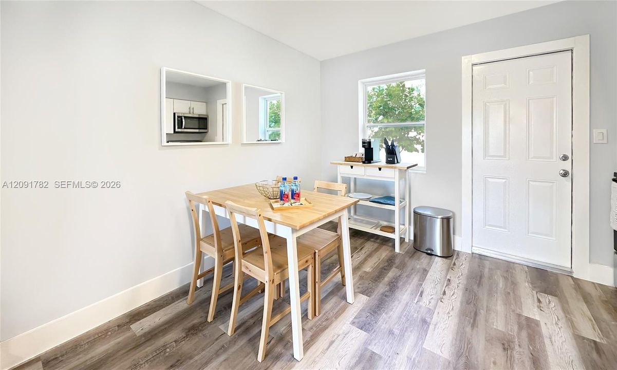 For Rent: $2,399 (2 beds, 1 baths, 1598 Square Feet)
