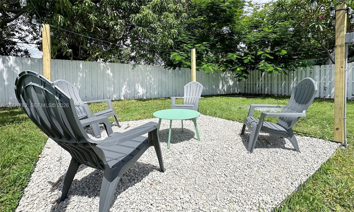 For Rent: $2,399 (2 beds, 1 baths, 1598 Square Feet)