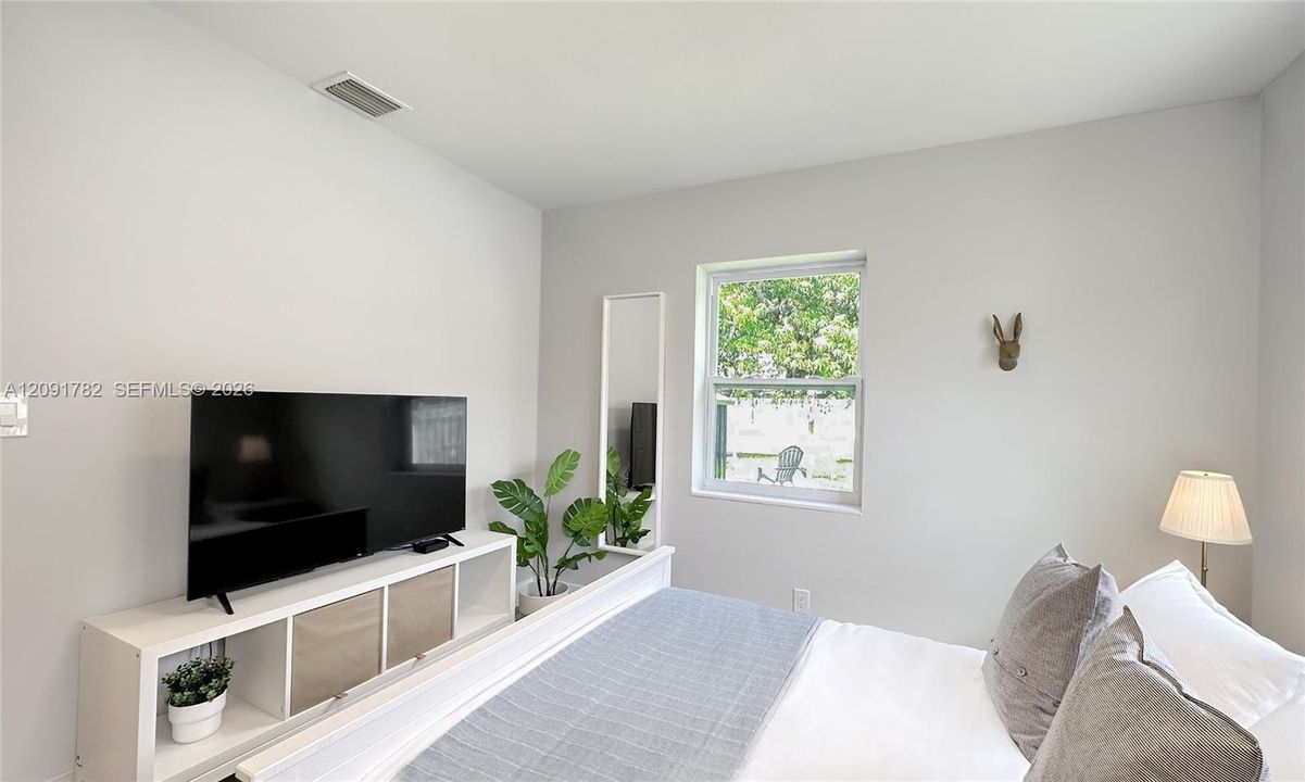 For Rent: $2,399 (2 beds, 1 baths, 1598 Square Feet)