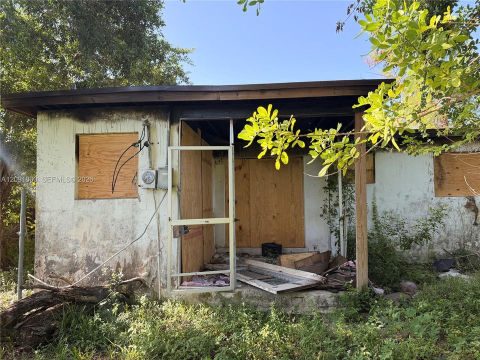 For Sale: $160,000 (2 beds, 1 baths, 880 Square Feet)