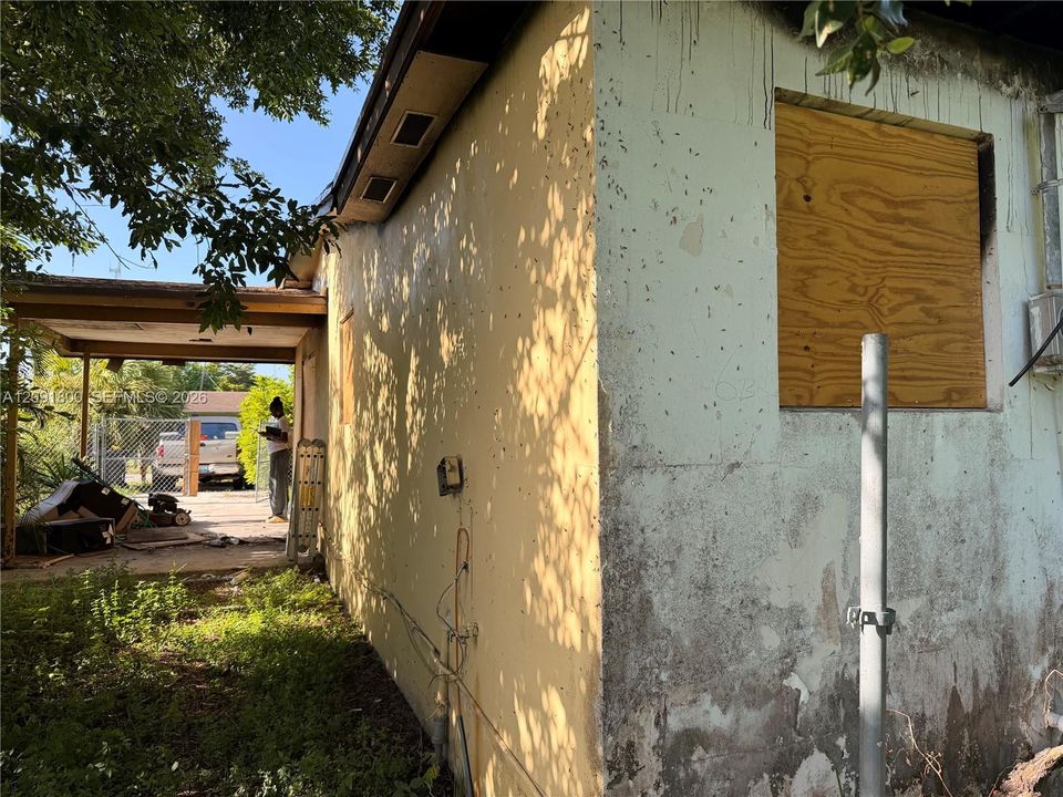 For Sale: $160,000 (2 beds, 1 baths, 880 Square Feet)