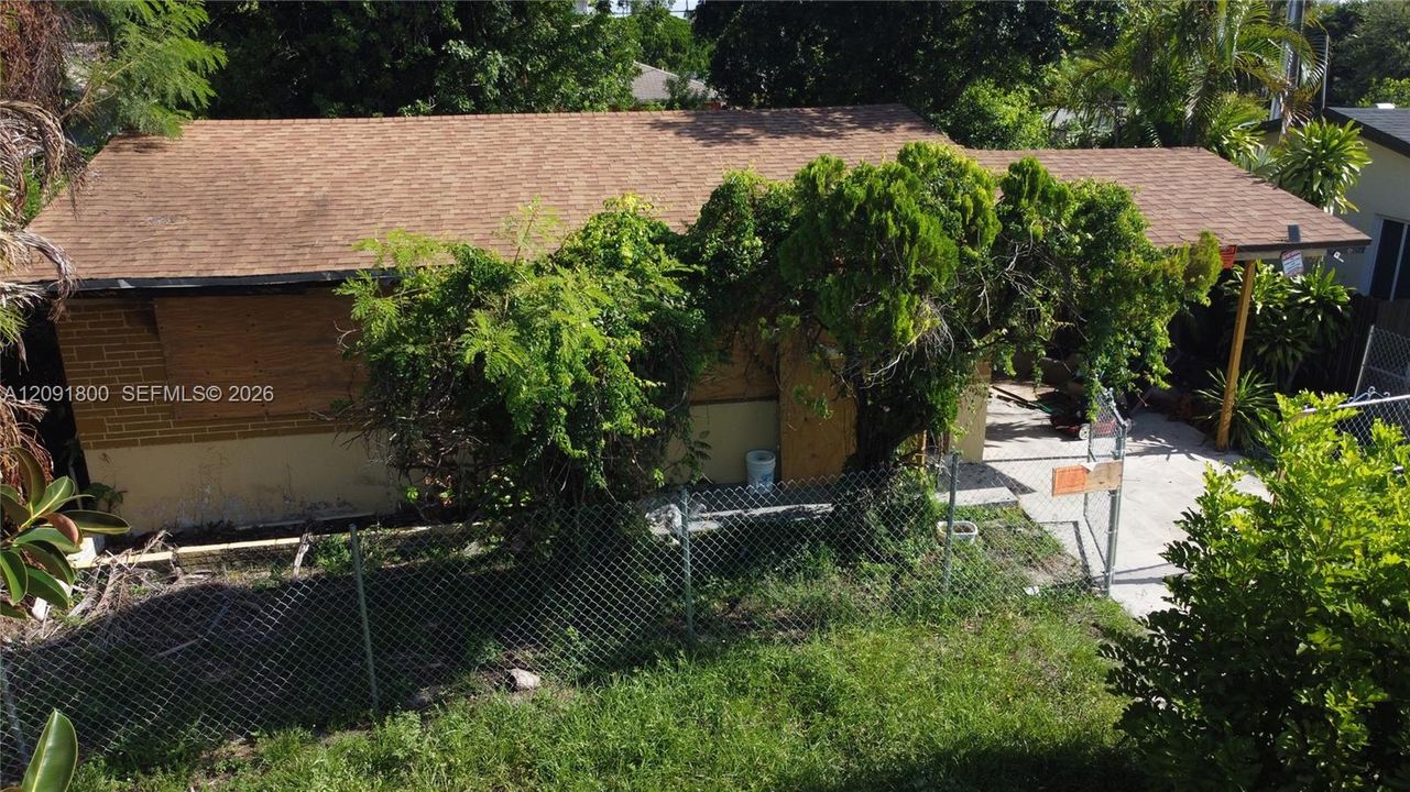 For Sale: $160,000 (2 beds, 1 baths, 880 Square Feet)