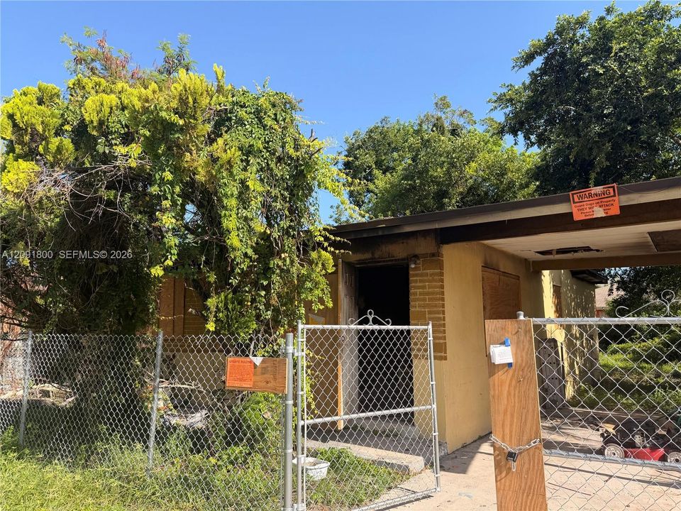 For Sale: $160,000 (2 beds, 1 baths, 880 Square Feet)