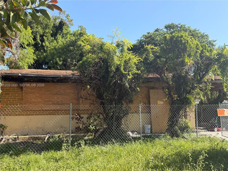 For Sale: $160,000 (2 beds, 1 baths, 880 Square Feet)