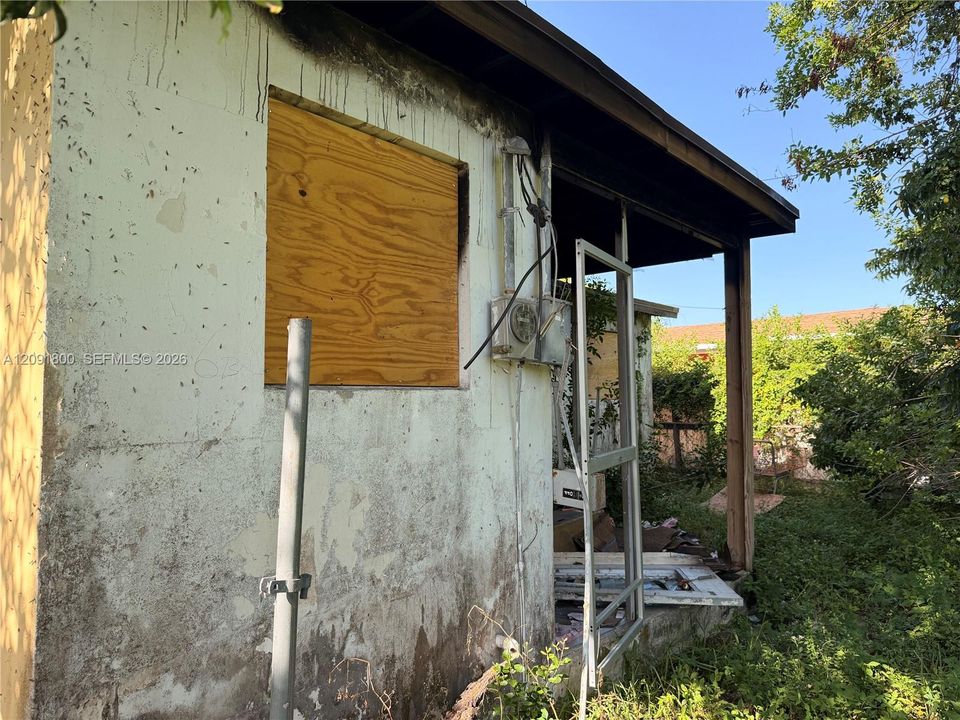 For Sale: $160,000 (2 beds, 1 baths, 880 Square Feet)