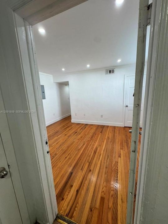 For Rent: $2,550 (2 beds, 1 baths, 3184 Square Feet)