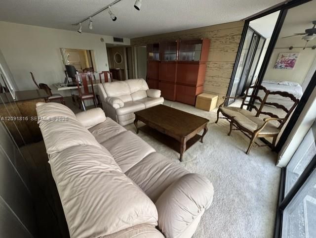 For Rent: $2,900 (1 beds, 1 baths, 1056 Square Feet)