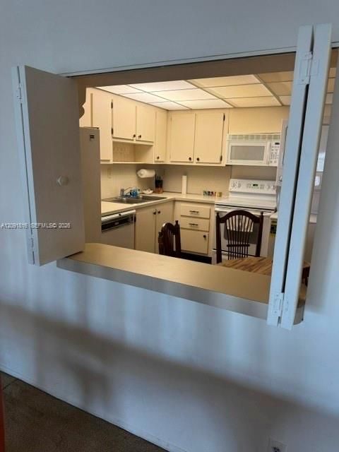 For Rent: $2,900 (1 beds, 1 baths, 1056 Square Feet)
