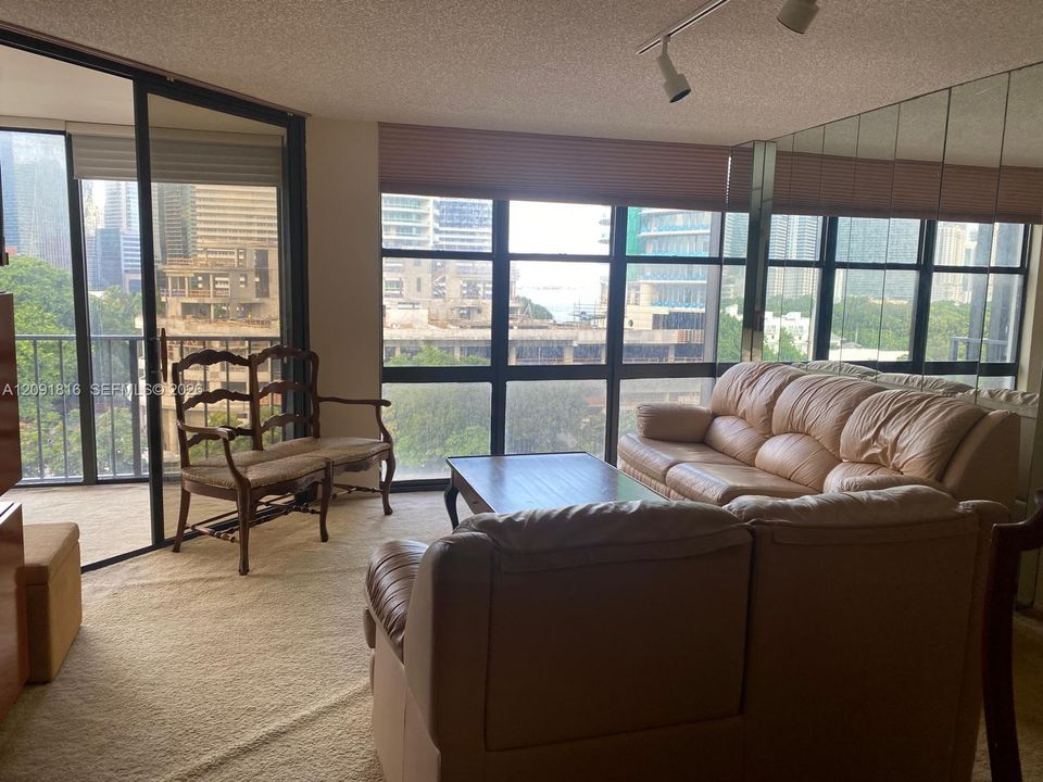 For Rent: $2,900 (1 beds, 1 baths, 1056 Square Feet)