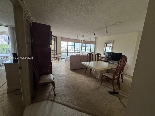 For Rent: $2,900 (1 beds, 1 baths, 1056 Square Feet)